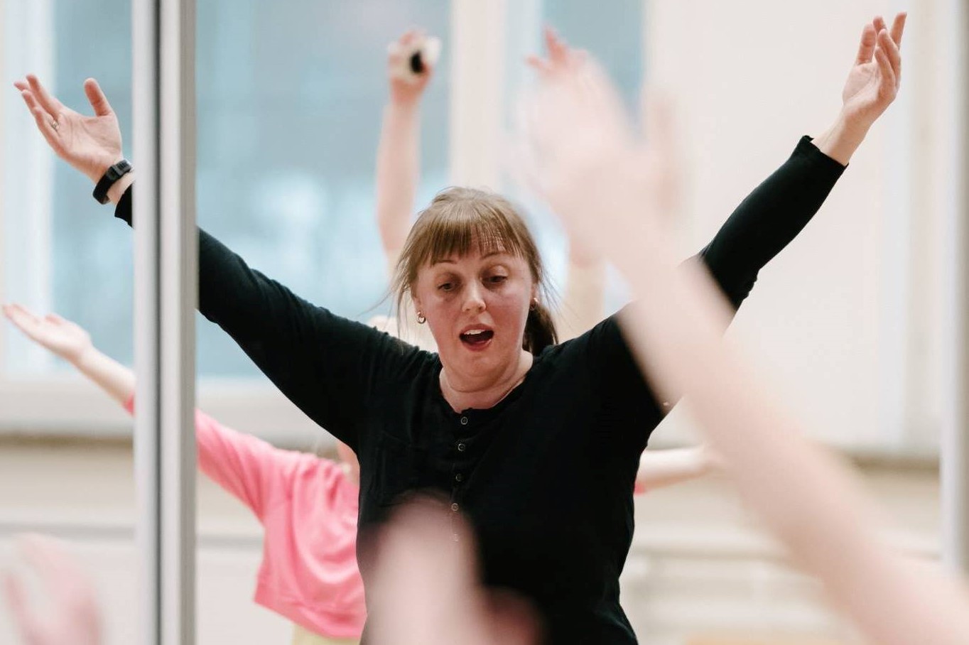 Milla Malmberg ohjaamassa tanssia lasten keskellä